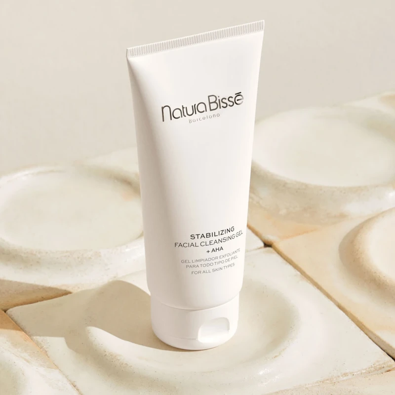 Natura Bissé Stabilizing Facial Cleansing Gel With AHA + PHA | Kohevseeriv kooriv näopesugeel AHA ja PHA hapetega 200 ml