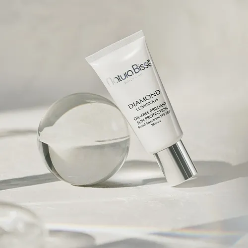 Natura Bissé Diamond SPF 50 PA+++ Oil-Free Brilliant Sun Protection | Valgustav tooniv näokreem päikesekaitse SPF 50 PA+++ 30 ml